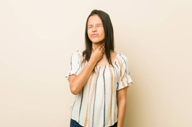 Genç İspanyol kadın bir virüs veya enfeksiyon nedeniyle boğaz ağrısı çekiyor.