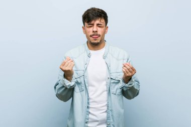 Genç İspanyol cool adam o para olduğunu gösteren.