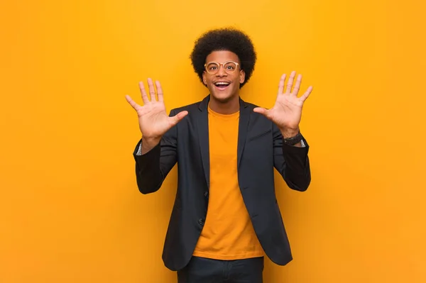 Jovem Empresário Afro Americano Homem Sobre Uma Parede Laranja Mostrando — Fotografia de Stock