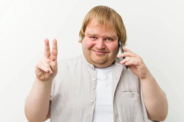 Caucasian Size Man Calling Phone Showing Number Two Fingers — Stock Photo, Image