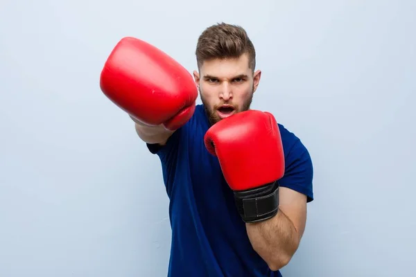 Ung Kaukasisk Man Klädd Boxningshandskar — Stockfoto