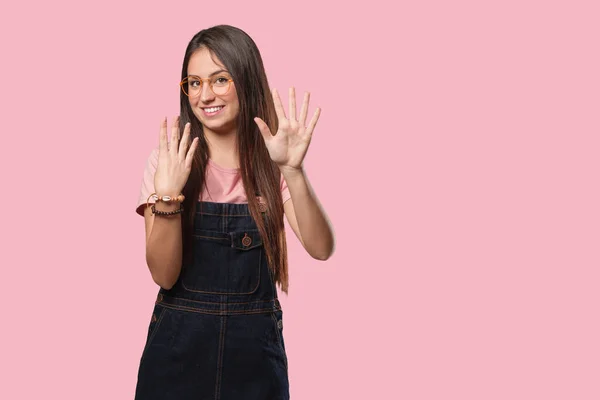 Jonge Coole Vrouw Die Nummer Negen Toont — Stockfoto