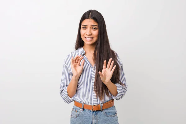 Jovem Mulher Árabe Bonita Rejeitando Alguém Mostrando Gesto Nojo — Fotografia de Stock