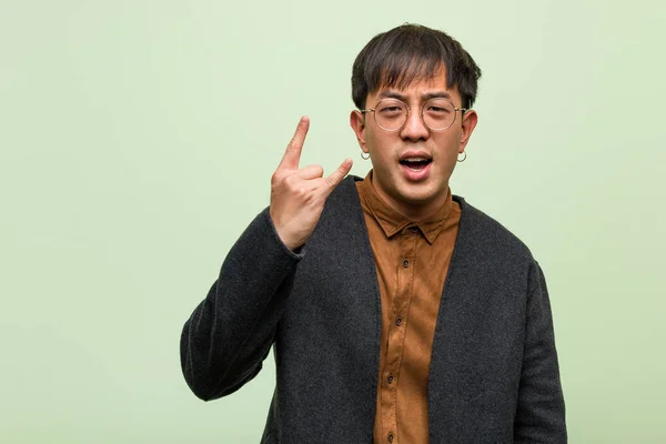 Jeune Homme Chinois Portant Style Vêtements Cool Sur Fond Vert — Photo