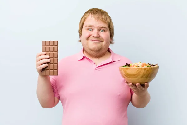 Caucasiano Louco Loiro Gordo Homem Escolher Entre Comprimido Chocolate Tigela — Fotografia de Stock
