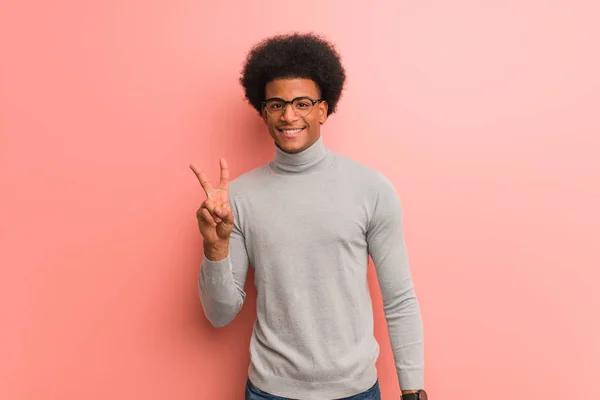 Giovane Uomo Afroamericano Muro Rosa Divertente Felice Facendo Gesto Vittoria — Foto Stock