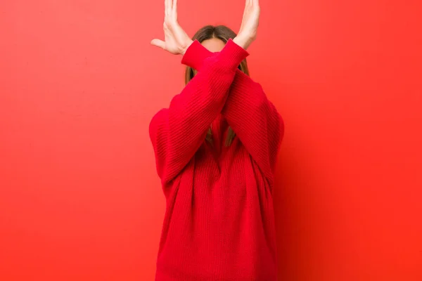 Young Authentic Charismatic Real People Woman Wall Keeping Two Arms — Stock Photo, Image