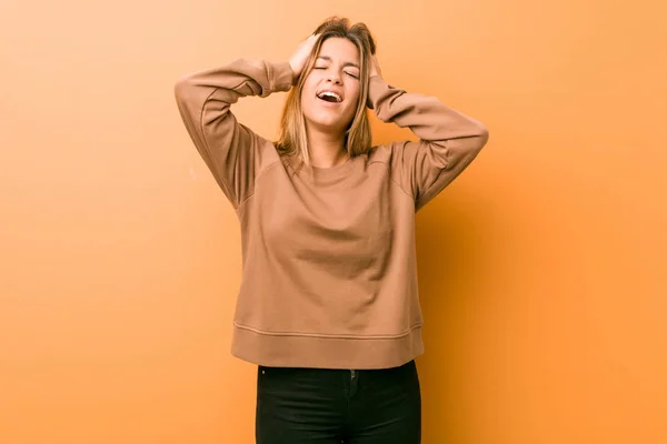 Joven Auténtica Gente Real Carismática Mujer Contra Una Pared Ríe — Foto de Stock