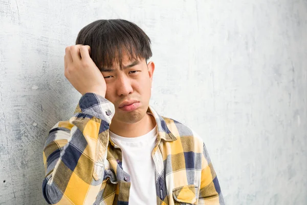 Jovem Chinês Cara Cara Closeup Cansado Muito Sonolento — Fotografia de Stock