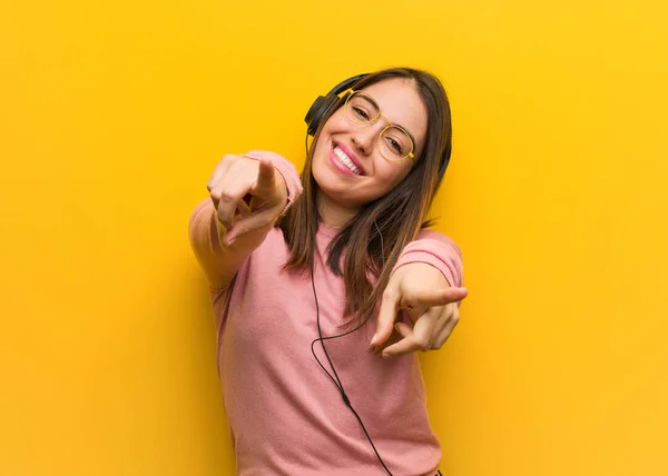 Jovem Mulher Bonito Ouvir Música Alegre Sorridente Apontando Para Frente — Fotografia de Stock