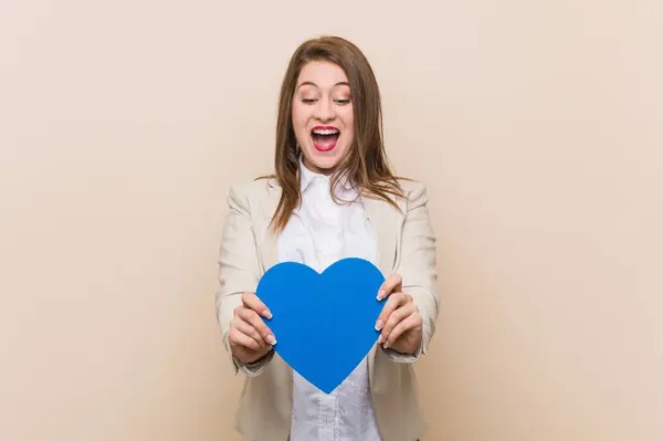 Junge Kaukasische Frau Mit Einem Herz Symbol — Stockfoto