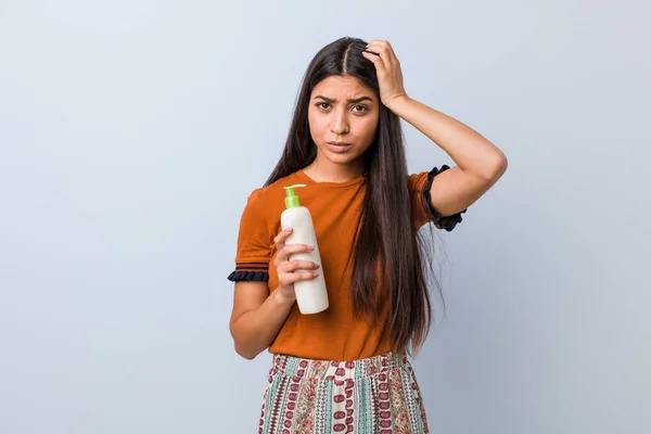 Jonge Arabische Vrouw Houdt Een Crème Fles Geschokt Heeft Herinnerd — Stockfoto