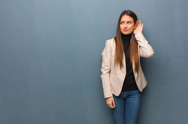Jovem Mulher Negócios Tentar Ouvir Uma Fofoca — Fotografia de Stock