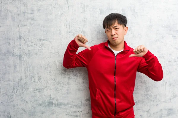 Joven Deporte Fitness Chino Señalando Los Dedos Ejemplo Seguir —  Fotos de Stock