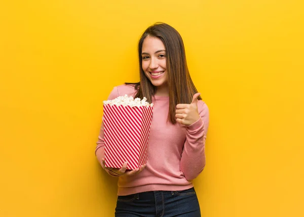 Jonge Schattige Vrouw Houdt Een Popcorn Emmer Glimlachend Omhoog Duim — Stockfoto