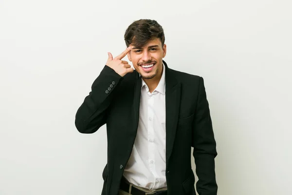 Young Business Spaanse Man Toont Een Teleurstelling Gebaar Met Wijsvinger — Stockfoto