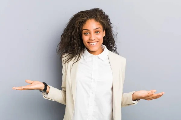 Młody African American Business Kobieta Pokazując Powitanie Wyrażenie — Zdjęcie stockowe