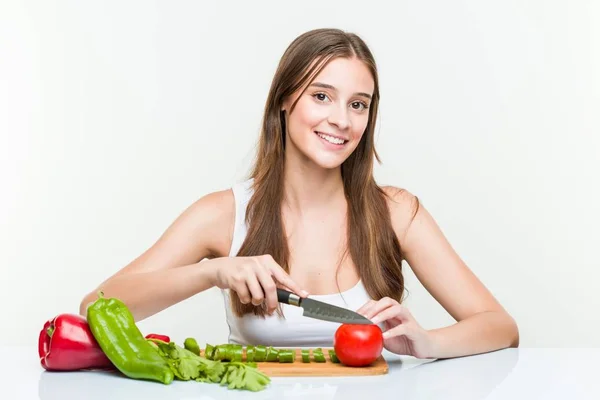 Junge Kaukasische Frau Hält Messer Der Hand Und Schneidet Gemüse — Stockfoto