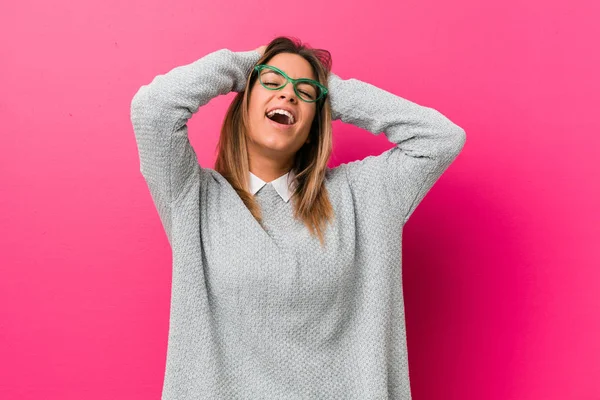 Joven Auténtica Gente Real Carismática Mujer Contra Una Pared Ríe —  Fotos de Stock