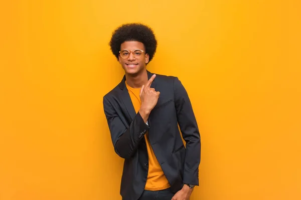 Giovane Uomo Affari Afro Americano Sopra Muro Arancione Sorridente Indicante — Foto Stock