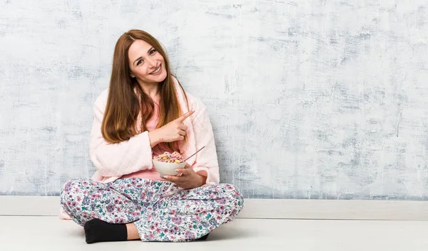 Jonge Kaukasische Vrouw Met Een Granen Bowl Glimlachend Vrolijk Wijzend — Stockfoto