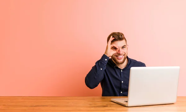 Jonge Man Werken Met Zijn Laptop Opgewonden Houden Gebaar Het — Stockfoto