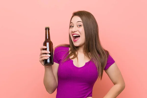 Młoda Kaukaski Kobieta Trzyma Butelkę Piwa — Zdjęcie stockowe