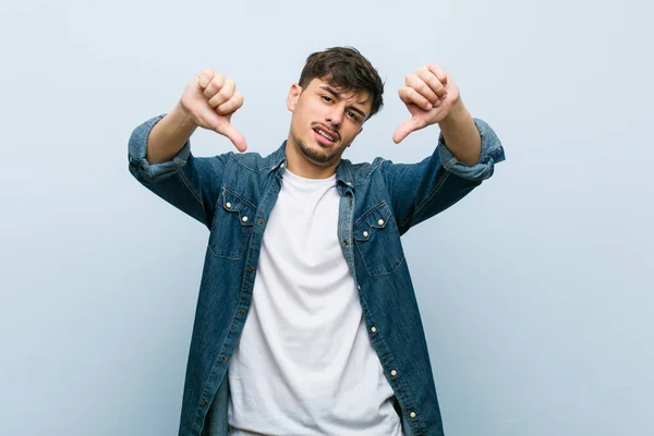 Joven Hispano Guay Mostrando Pulgar Hacia Abajo Expresando Aversión — Foto de Stock