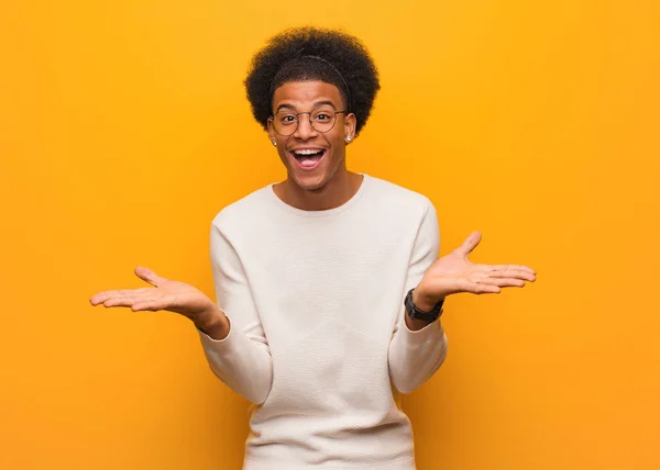 Joven Afroamericano Sobre Una Pared Naranja Celebrando Una Victoria Éxito — Foto de Stock