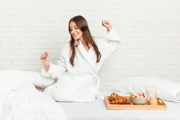 Jonge Blanke Vrouw Het Bed Dansen Plezier Hebben — Stockfoto