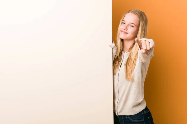 Молода Біла Жінка Копіювальним Простором Веселі Посмішки Вказують Передній План — стокове фото