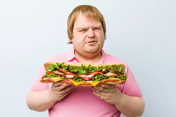Καυκάσιος Τρελός Ξανθός Χοντρός Άνθρωπος Κρατώντας Ένα Τεράστιο Σάντουιτς — Φωτογραφία Αρχείου