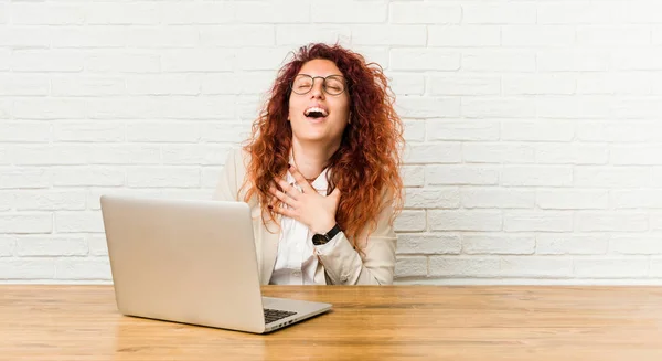 Junge Rothaarige Lockige Frau Die Mit Ihrem Laptop Arbeitet Lacht — Stockfoto