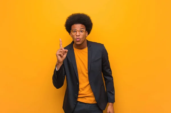 Giovane Uomo Affari Afro Americano Muro Arancione Avendo Una Grande — Foto Stock