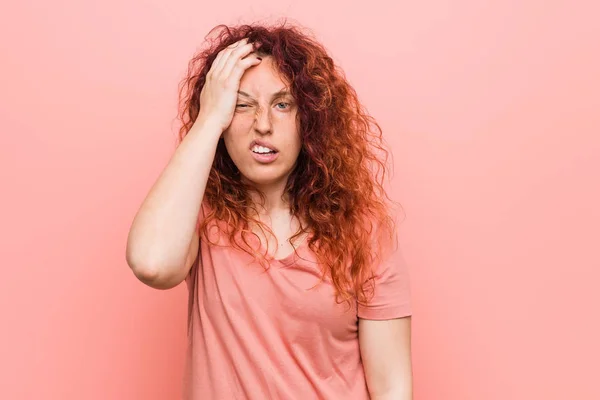 Genç Doğal Otantik Kızıl Saçlı Kadın Yorgun Çok Uykulu Baş — Stok fotoğraf