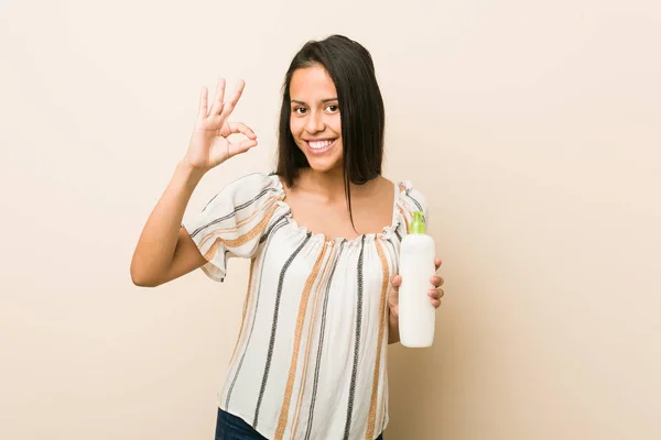 Junge Hispanische Frau Hält Eine Cremeflasche Fröhlich Und Zuversichtlich Zeigt — Stockfoto