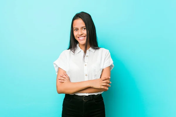 Jonge Spaanse Coole Vrouw Tegen Een Blauwe Muur Die Zelfverzekerd — Stockfoto