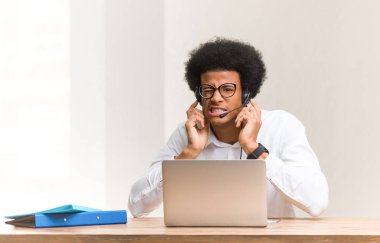 Genç telemarketer siyah adam elleri ile kulakları kapsayan