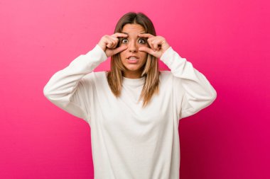 Genç otantik karizmatik gerçek insanlar kadın bir duvara karşı gözleri bir başarı fırsatı bulmak için açık tutarak.