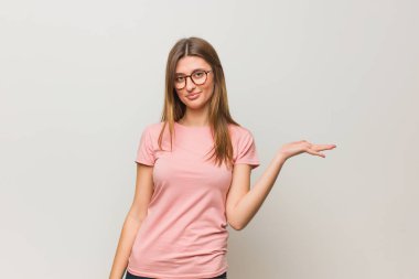 Genç rus doğal kız elile bir şey tutarak