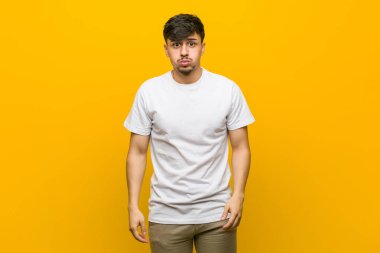 Genç İspanyol rahat adam yanakları darbeler, yorgun ifade vardır. Yüz ifadesi kavramı.