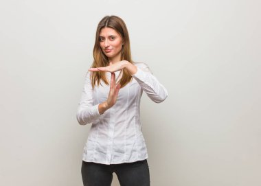 Genç rus kız bir zaman dışarı jest yapıyor