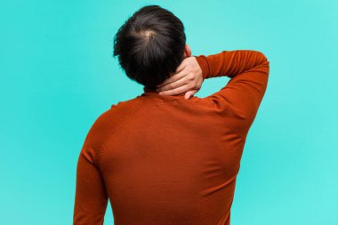 Arkadan gelen genç Çinli adam bir şey düşünüyor