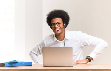 Kalçaelleri ile genç telemarketer siyah adam