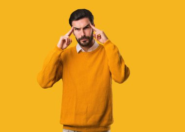 Genç doğal insan konsantrasyon jesti yapıyor.