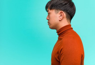 Genç Chinese adam üzerinde the yan seyir için ön