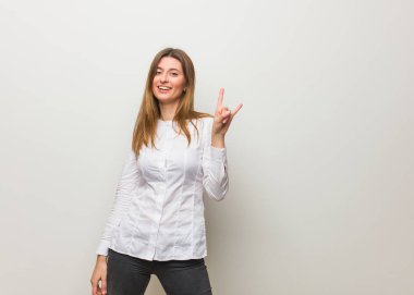 Genç Rus kız bir rock jest yapıyor