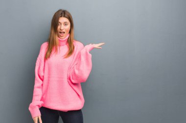 Bir şey palm el tutan genç Rus doğal kız