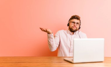 Bir çağrı merkezinde çalışan genç adam iki seçenek arasında şüphe.