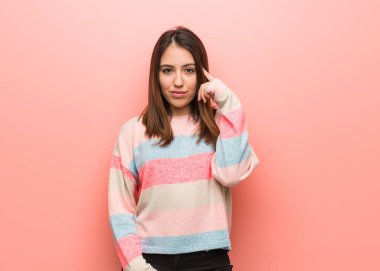 Sevimli kadın hakkında bir fikir düşünüyorum